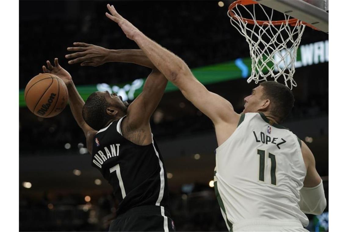 Milwaukee Bucks eröffnet Saison mit klarem Sieg Brook Lopez (r) von den Milwaukee Bucks blockt Kevin Durant von den Brooklyn Nets. Foto: Morry Gash/AP/dpa