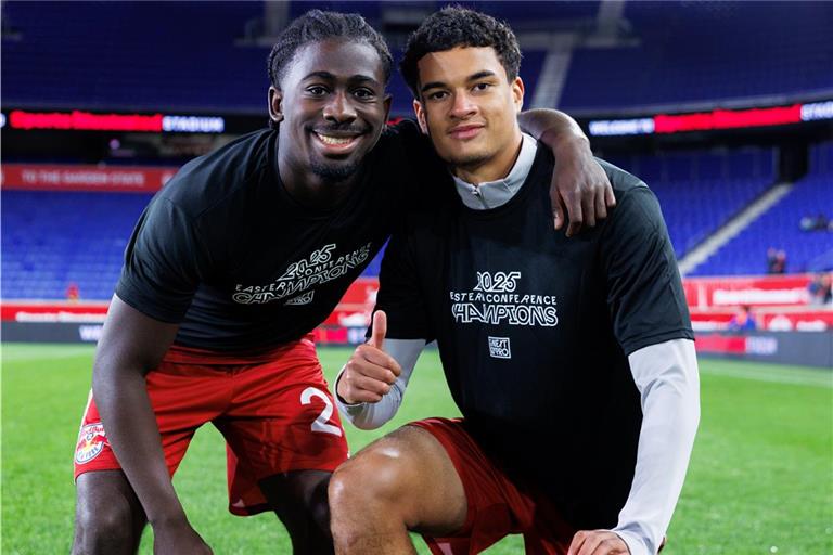 Brooklyn Schwarz (rechts) mit seinem Freund und Teamkollegen Curtis Ofori nach dem Gewinn der Meisterschaft in der MLS Next Pro League. Foto: privat
