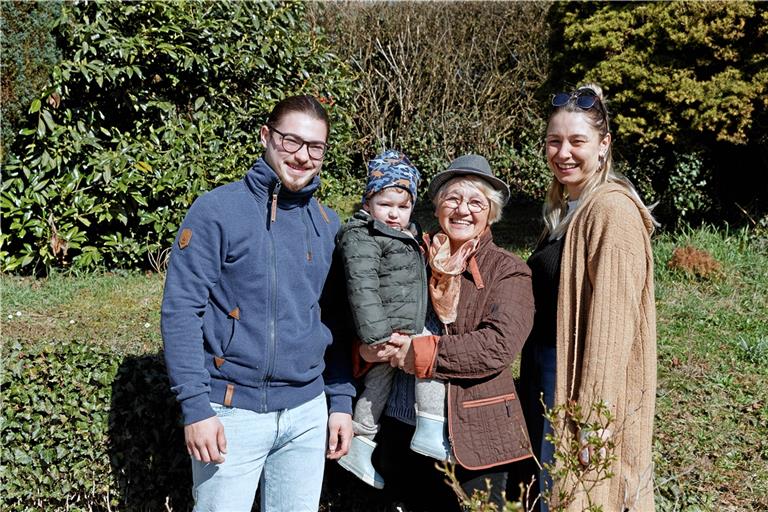 Bruce und Jaden Presecan mit Maria Meier und Cindy Jungbluth (von links): Sie freuen sich, dass sie zusammengefunden haben. Foto: J. Fiedler