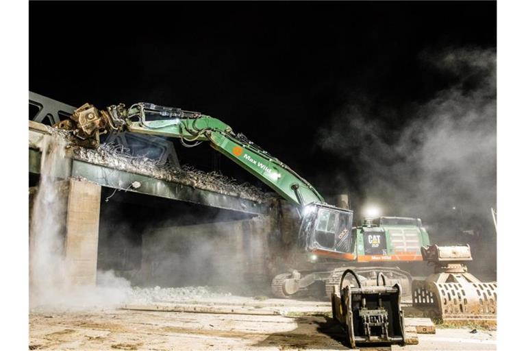 Brückenabbruch auf der A8 in den frühen Morgenstunden. Foto: Benjamin Beytekin/dpa