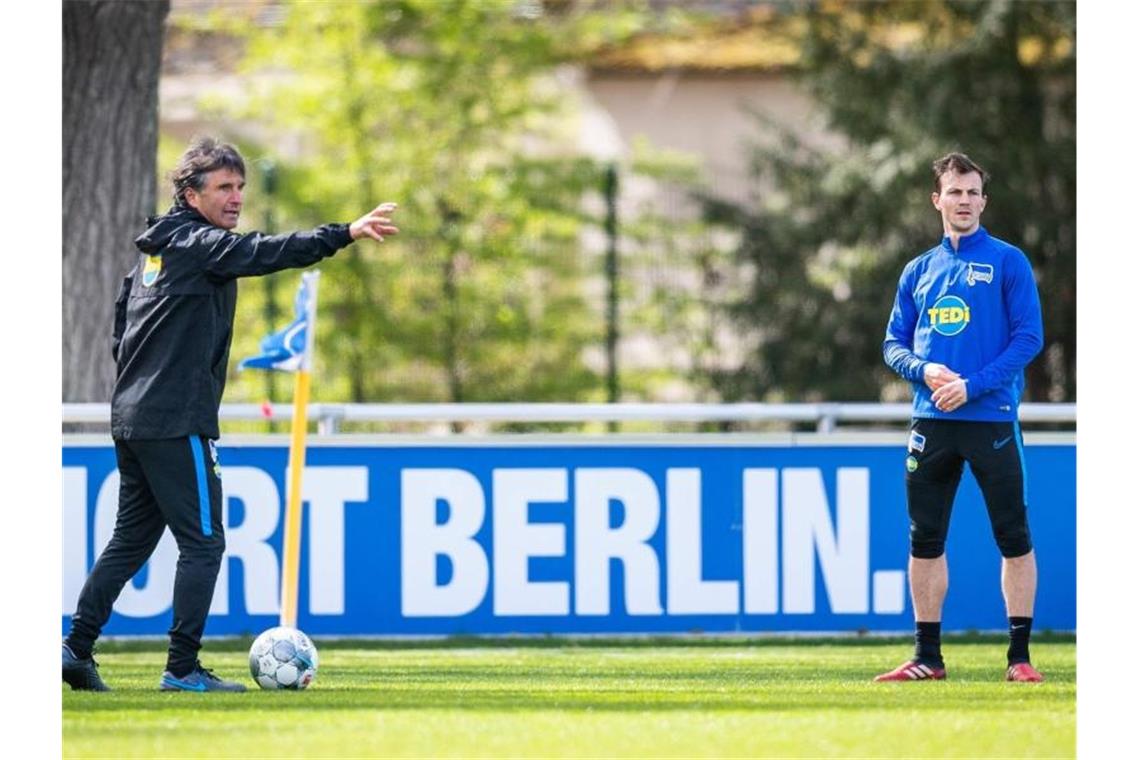 Bruno Labbadia (l) setzt im Derby auf Vladimir Darida. Foto: Jan-Philipp Burmann/Hertha BSC via City-Press GmbH/dpa