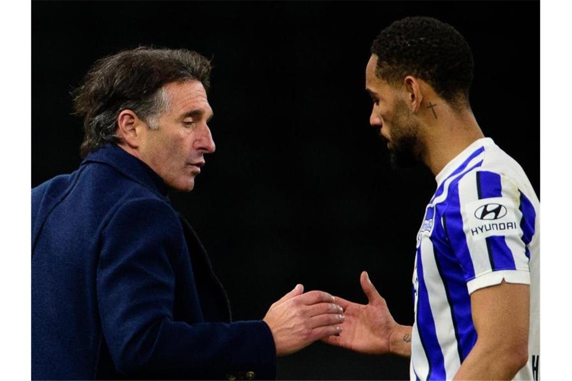 Bruno Labbadia und Matheus Cunha klatschen sich ab. Foto: Soeren Stache/dpa-Zentralbild/dpa