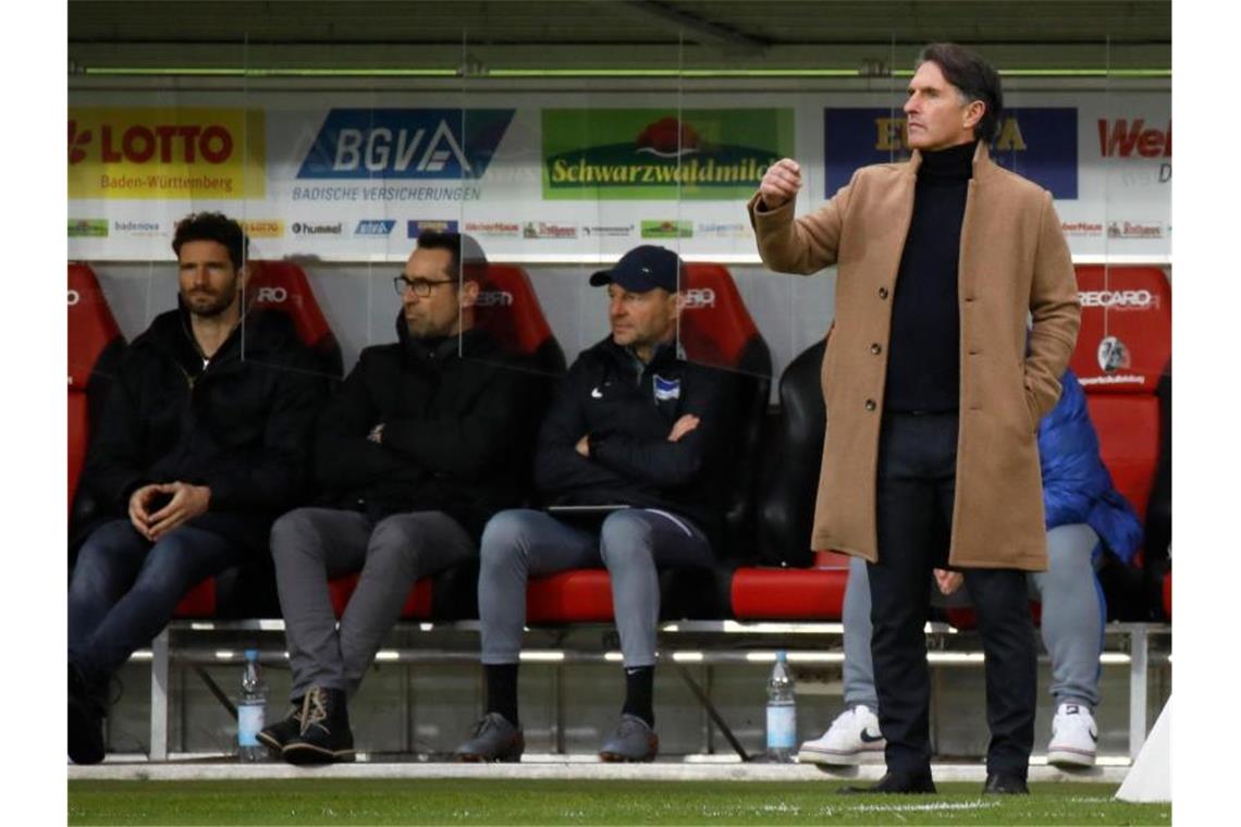 Labbadia nach Hertha-Pleite in Freiburg bedient Bruno Labbadia war mit der Leistung seiner Mannschaft alles andere als zufrieden. Foto: Philipp von Ditfurth/dpa