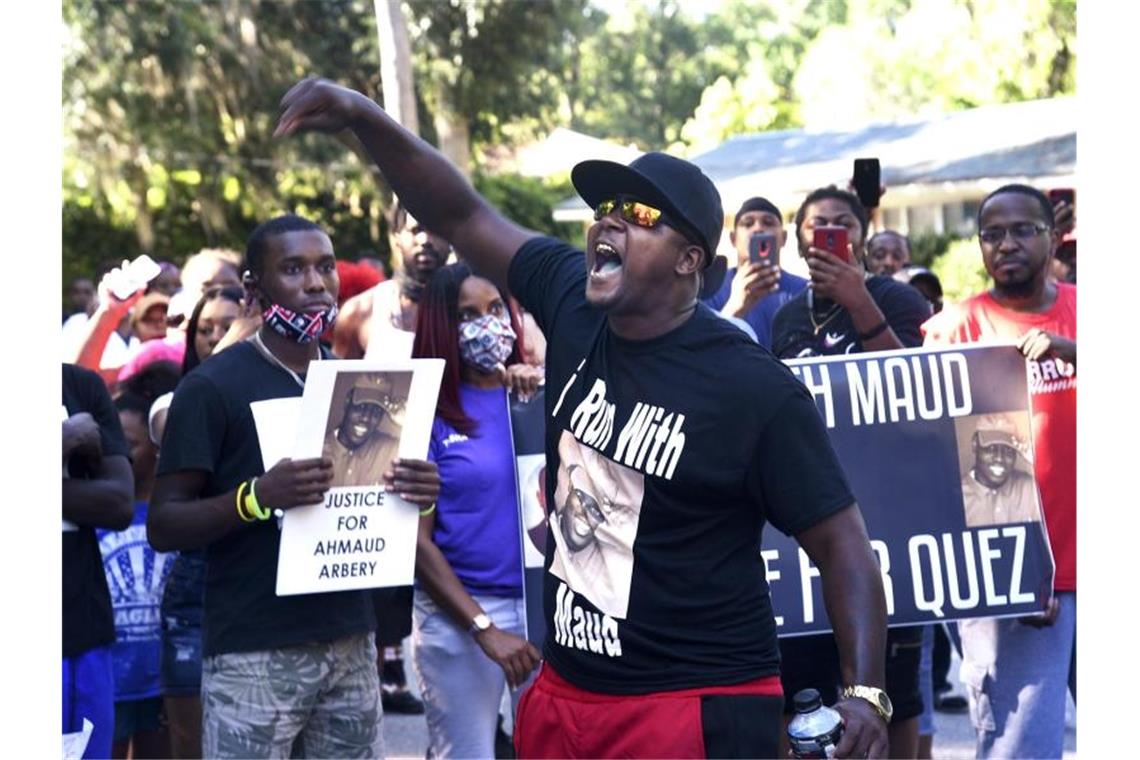 Brunswick im US-Bundesstaat Georgia: Demonstranten fordern im Fall des Todes von Ahmaud Arbery Antworten der Justiz. Foto: Bobby Haven/The Brunswick News via AP/dpa