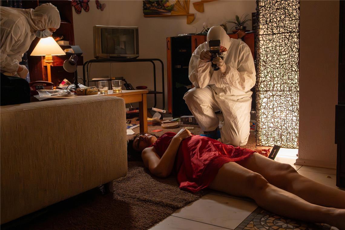 Brutaler Mord an einer Prostituierten. Die Polizei sucht am Tatort akribisch nach Spuren des Täters und wird fündig.