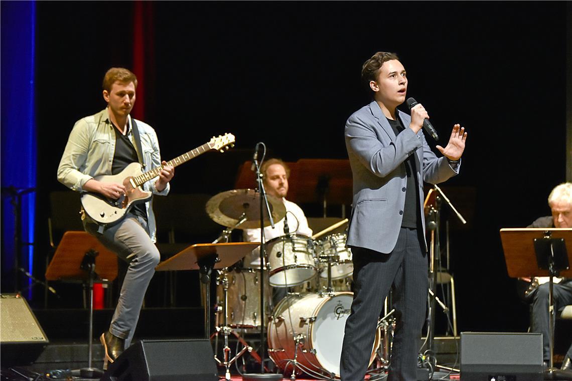 Ein fulminanter Streifzug durch die Filmmusik Bryan Gräfe singt „Viva la vida“ von Coldplay. Foto: Tobias Sellmaier