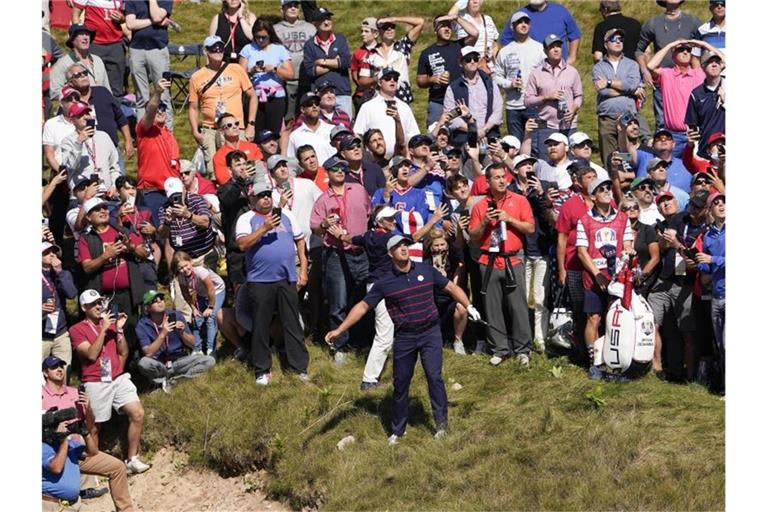 Bryson DeChambeau (M) vom Team USA beobachtet seinen Schlag am ersten Loch während der four-ball (Vierer-Bestball) Session. Foto: Jeff Roberson/AP/dpa