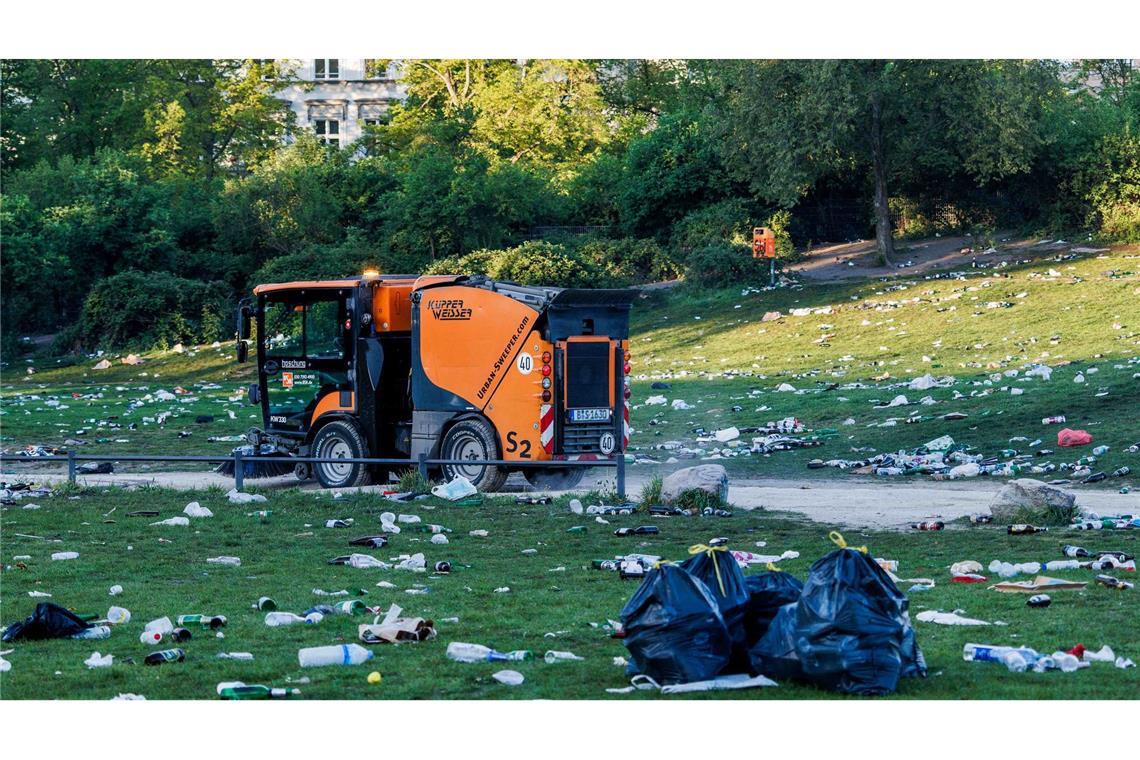 BSR-Kehrmaschine räumt nach 1. Mai im Görlitzer Park auf