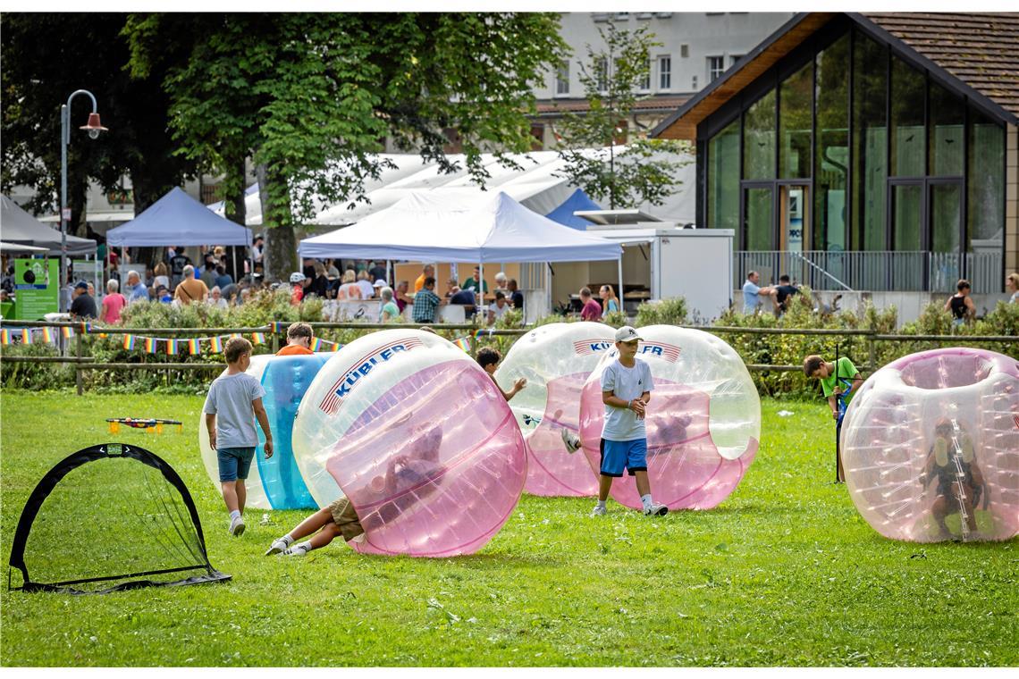 Bubble-Fußball im Schlosspark bei der Leistungsschau in Oppenweiler.