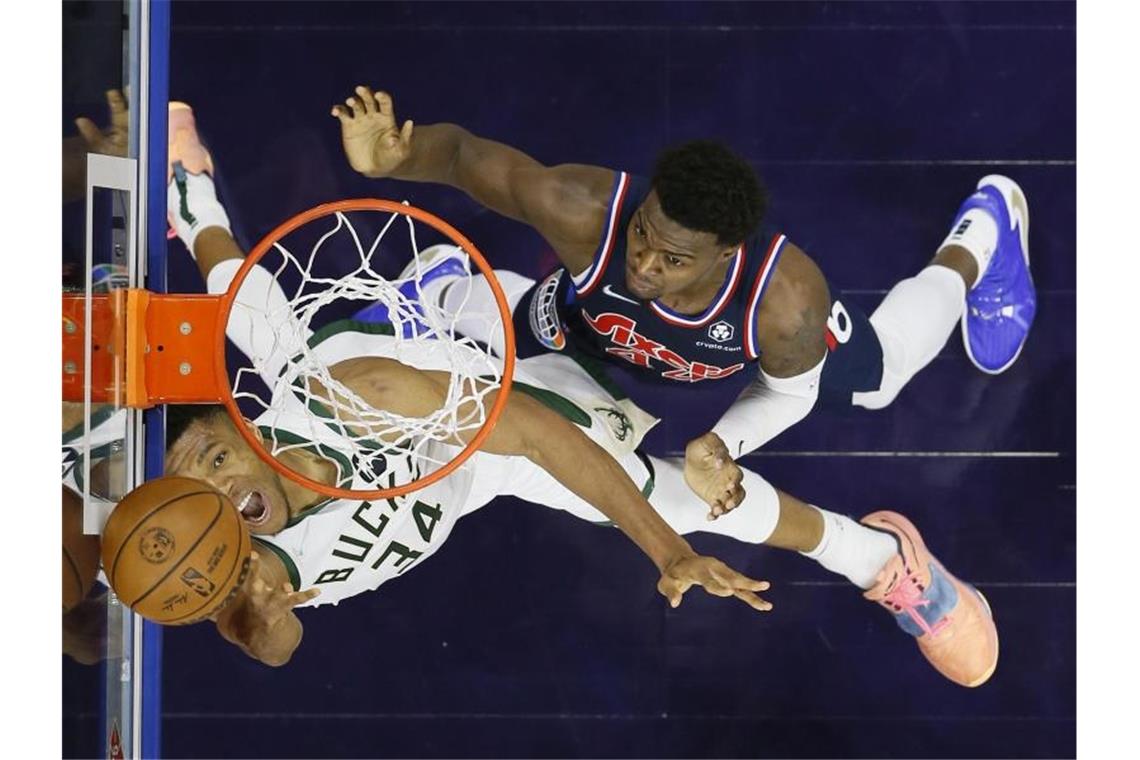 NBA-Titelverteidiger Bucks gewinnt bei den 76ers Bucks-Star Giannis Antetokounmpo (l) kam in Philadelphia auf 31 Punkte und 16 Rebounds. Foto: Matt Slocum/AP/dpa