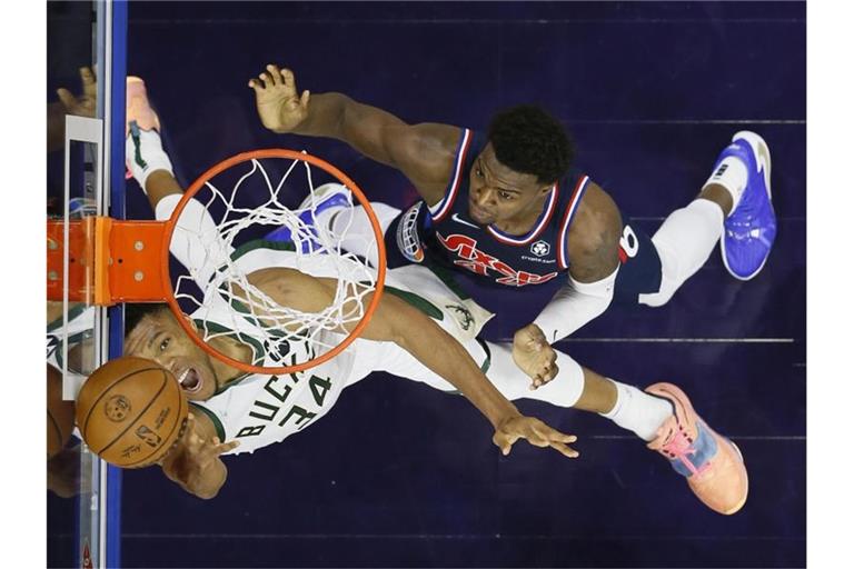 Bucks-Star Giannis Antetokounmpo (l) kam in Philadelphia auf 31 Punkte und 16 Rebounds. Foto: Matt Slocum/AP/dpa