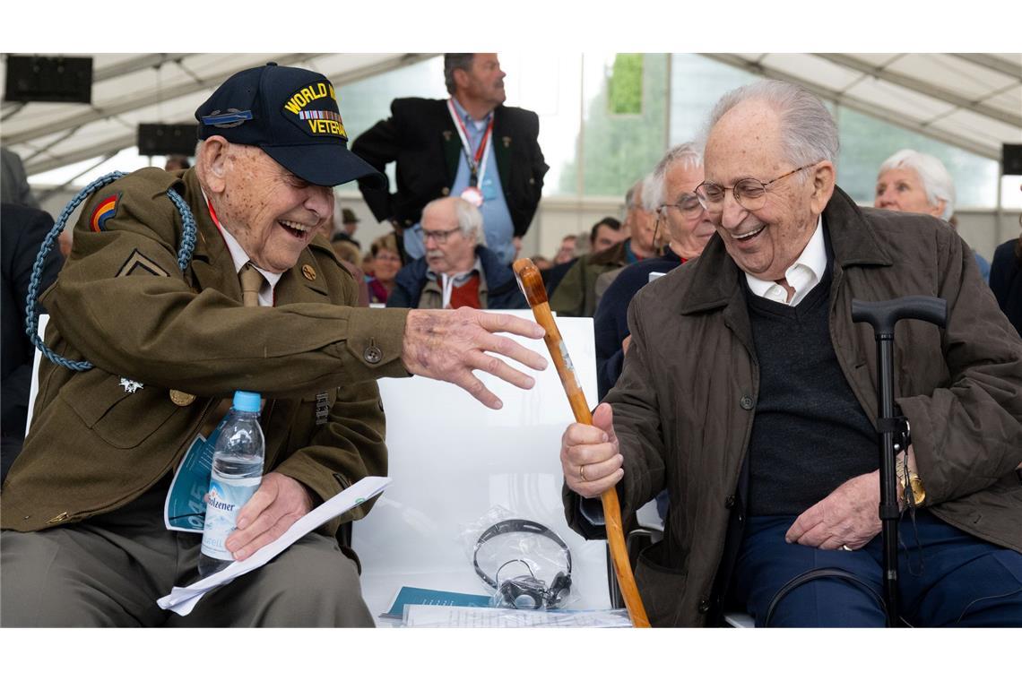 Bilder des Tages Bud Gahs (l), Veteran der US-Truppen, und Abba Naor, Überlebender des KZ Dachau, sitzen zusammen am 80. Jahrestag der Befreiung des Konzentrationslagers Dachau.