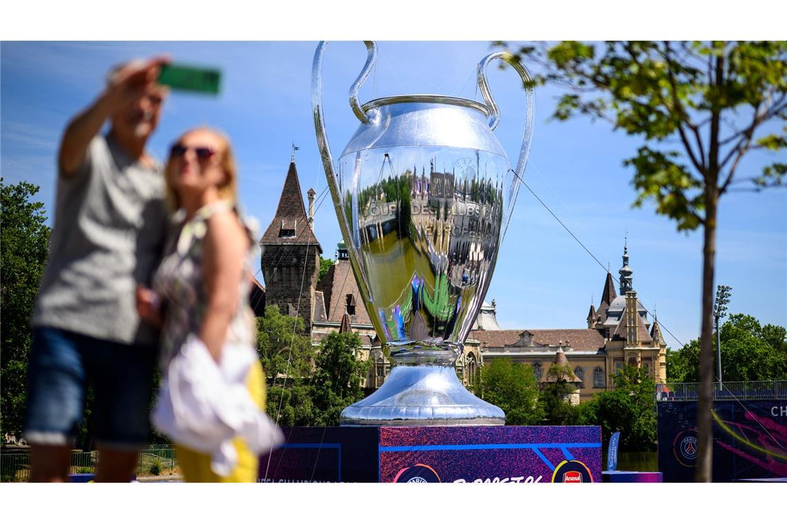 Budapest: Glanzstück zum Anfassen – Fans knipsen den Champions-League-Pokal beim Festival am Heldenplatz