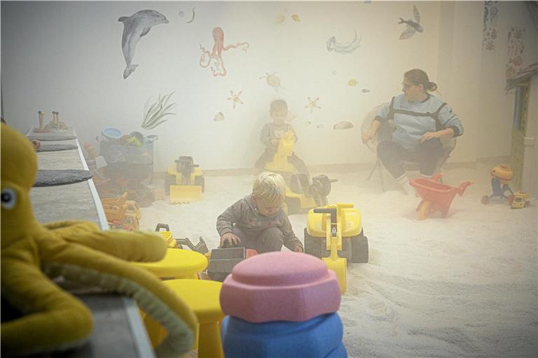 Buddeln und baggern wie im Sandkasten und nebenbei inhalieren: Der Salzspielplatz kommt bei Kindern im Kindergartenalter gut an, die präventive Wirkung der Sole schätzen dagegen vor allem die Erwachsenen. Foto: Alexander Becher
