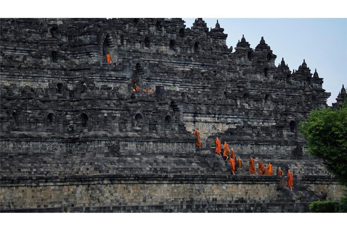 Bilder des Tages Buddhistische Mönche ziehen zum Borobudur-Tempel
