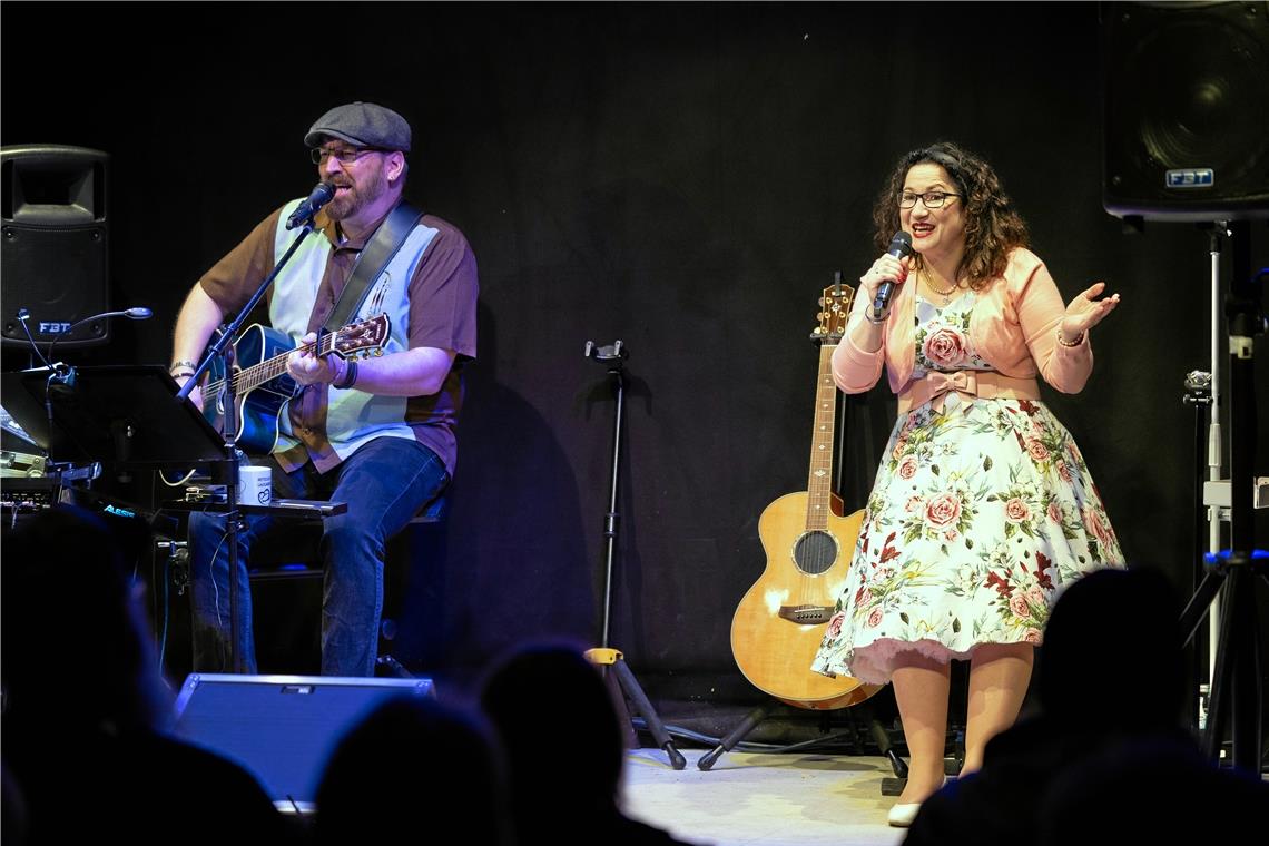 Aus dem Leben eines schwäbischen Paars Buddy und Ela bieten Mundartmusik und bedienen sich dabei bekannter Melodien. Foto: Alexander Becher