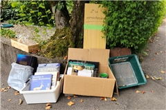 Bücher, Gläser, Bilderrahmen – die Verschenkboxen am Straßenrand laden zum Stöbern und Wühlen ein. Foto: privat