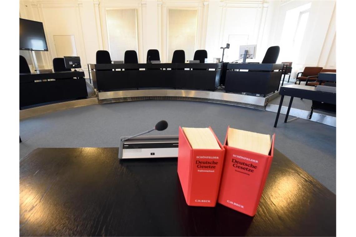 Urteil im zweiten Prozess um geplante Vergewaltigung Bücher mit Deutschen Gesetzen im Schwurgerichtssaal im Landgericht in Karlsruhe. Foto: Uli Deck/dpa/Archivbild