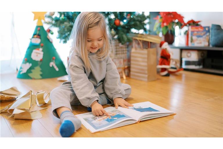 Bücher statt Smartphone – unsere Redaktion hat 20 Kinderbücher ausgesucht, mit denen sich die Bildschirmzeit des Nachwuchses garantiert verkürzen lässt.