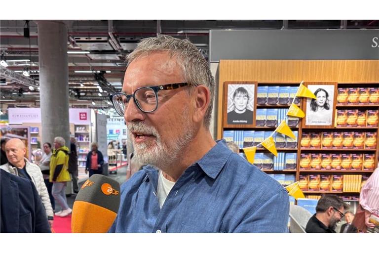 Bücher von Anne Carson gibt es nach der Verkündigung des Literaturnobelpreises noch keine auf dem Stand vom S. Fischer. Aber ihr Lektor Hans Jürgen Balmes erklärt ihr Werk.