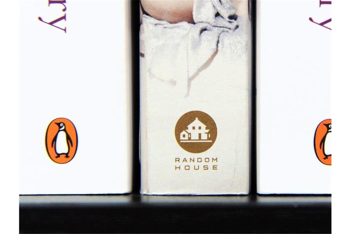 Bertelsmann kauft Buchsparte Penguin Random House komplett Bücher von Penguin Books und Random House stehen in einem Regal in einem Buchladen. Nun gehört der Verlag ganz zu Bertelsmann. Foto: Andy Rain/epa/dpa