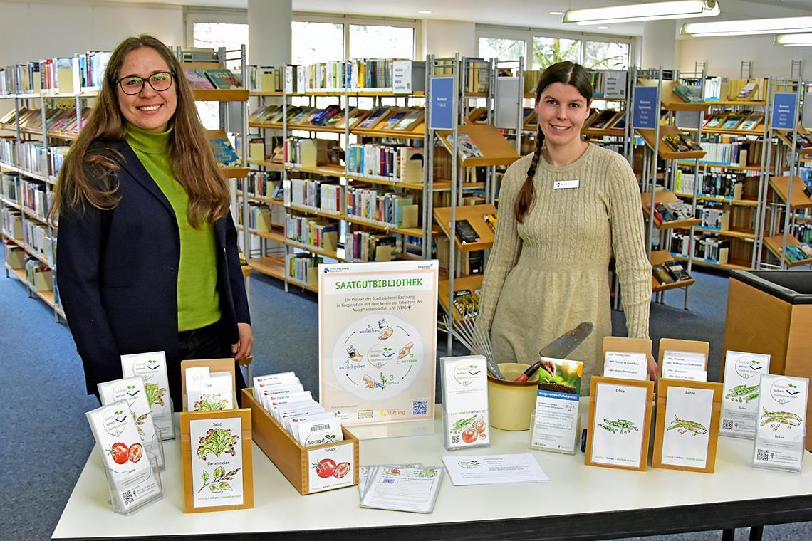 Büchereichefin Marion Busch (links) und Sandra Kugler mit ihren Saatguttütchen im Obergeschoss der Stadtbücherei. Fotos: Tobias Sellmaier