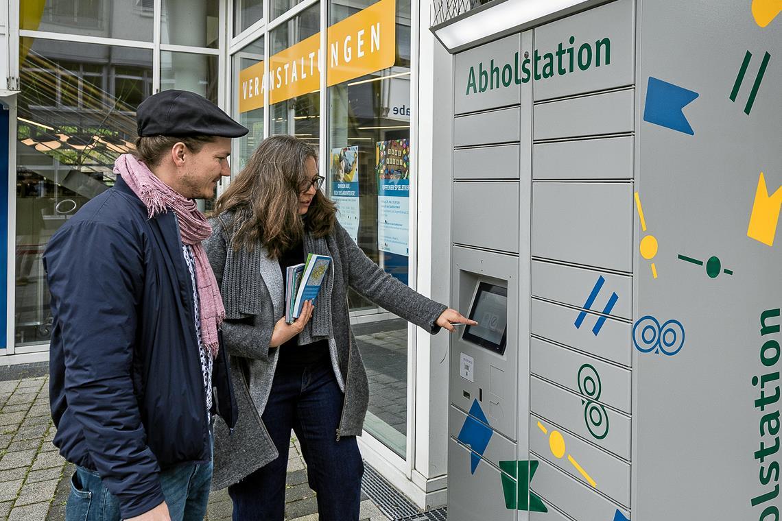 Büchereileiterin Marion Busch und Kulturamtsleiter Johannes Ellrott testen die neue Abholstation, über die man rund um die Uhr Medien ausleihen kann. Foto: Alexander Becher