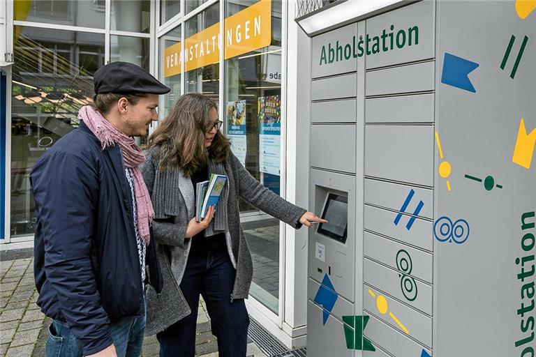 Büchereileiterin Marion Busch und Kulturamtsleiter Johannes Ellrott testen die neue Abholstation, über die man rund um die Uhr Medien ausleihen kann. Foto: Alexander Becher