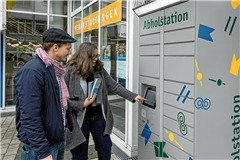 Büchereileiterin Marion Busch und Kulturamtsleiter Johannes Ellrott testen die neue Abholstation, über die man rund um die Uhr Medien ausleihen kann. Foto: Alexander Becher