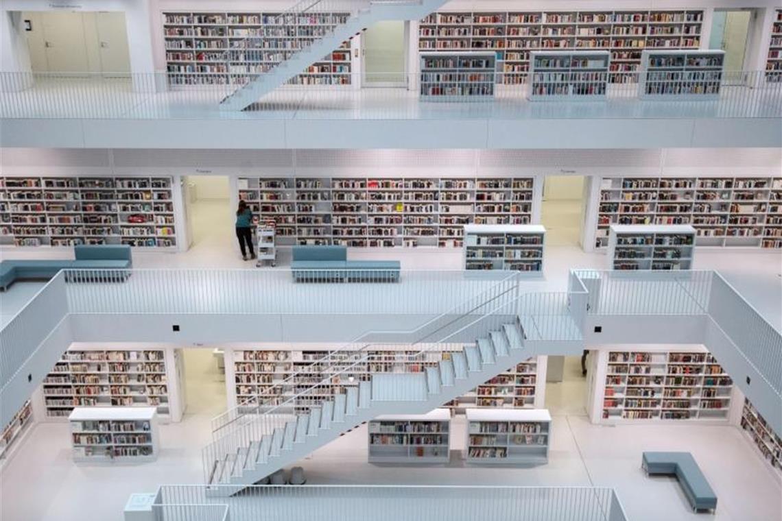 Bücherregale sind in der Stadtbibliothek Stuttgart zu sehen. Foto: Marijan Murat/dpa/Archivbild