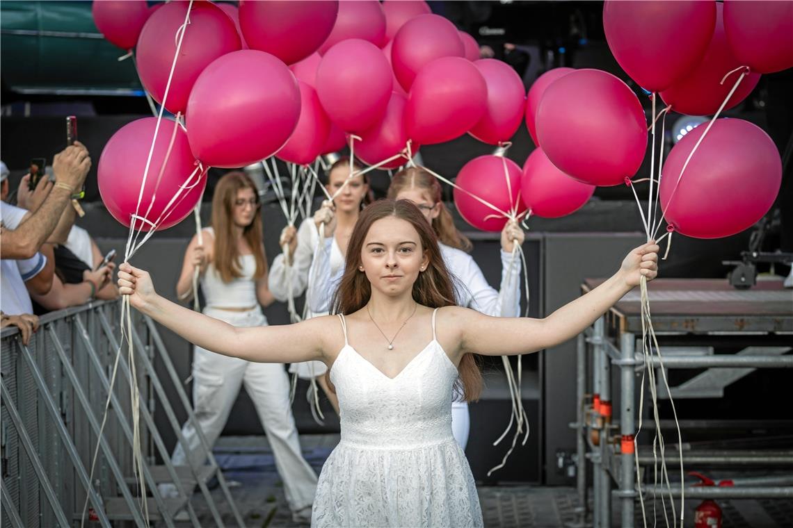 Bündelweise pinke Luftballons dienen als Willkommensgruß.