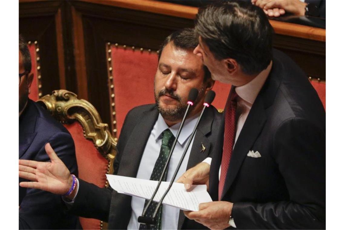 Italien auf dem Weg zu einer „Regierung der Umkehr“? Bündnis geplatzt: Giuseppe Conte (r) neben Matteo Salvini in der Abgeordnetenkammer in Rom. Foto: Gregorio Borgia/AP
