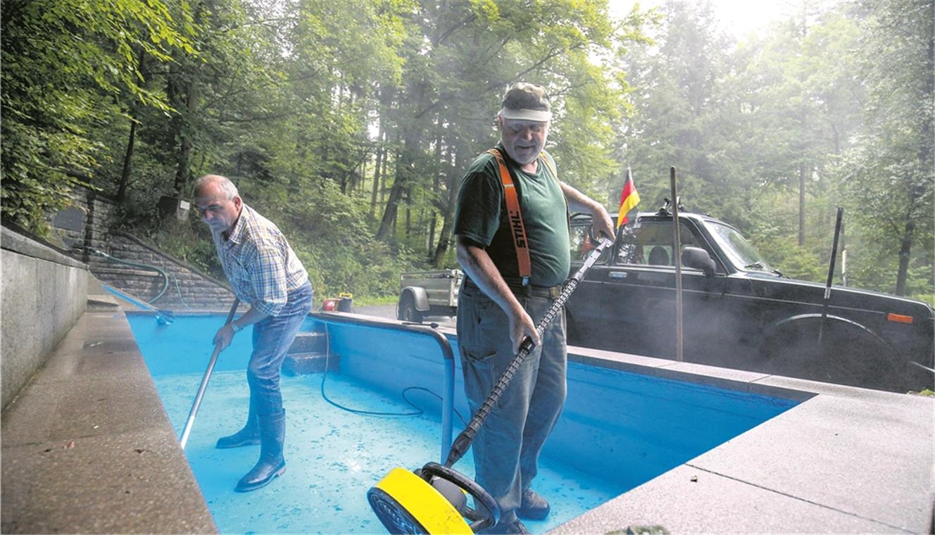 Die Gesichter der Wassertretbecken Bürger pflegen das Kneipp-Areal bei den Heppseen. Nun waren Manfred Föll (vorne) und Bernhard Belz an der Reihe. Fotos: A. Becher (2), I. Knack (1)