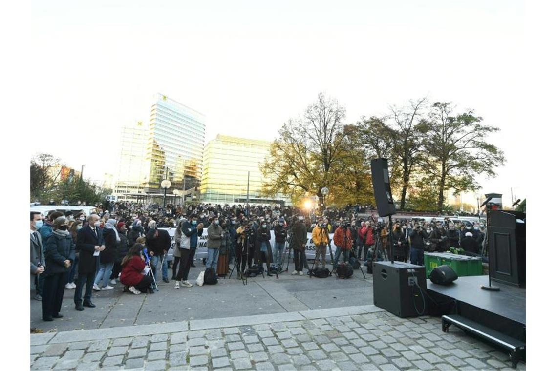 Bürger und Journalisten nehmen an der Gedenkveranstaltung der Jüdischen HochschülerInnenschaft der ÖH Uni Wien und der Muslimischen Jugend Österreichs (MJÖ) für die Opfer des Anschlags in der Wiener Innenstadt teil. Foto: Helmut Fohringer/APA/dpa