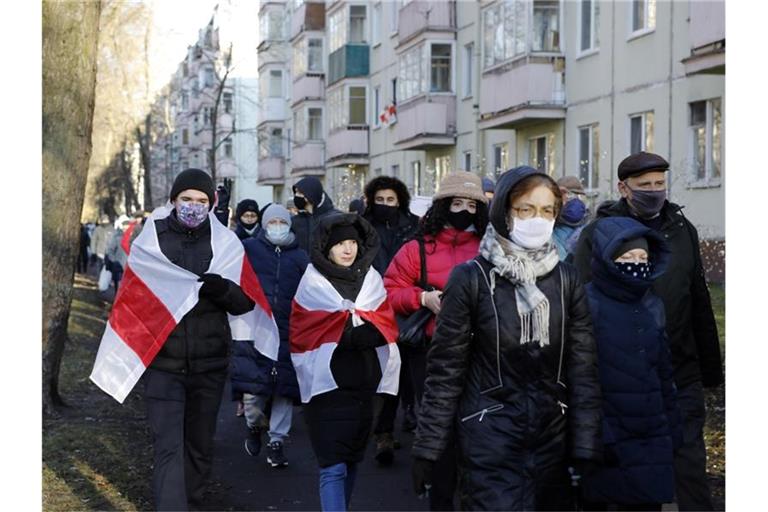 Bürger von Minsk bilden in ihrem Wohnviertel einen Demonstrationszug gegen das Regime von Machthaber Alexander Lukaschenko. Foto: Uncredited/AP/dpa