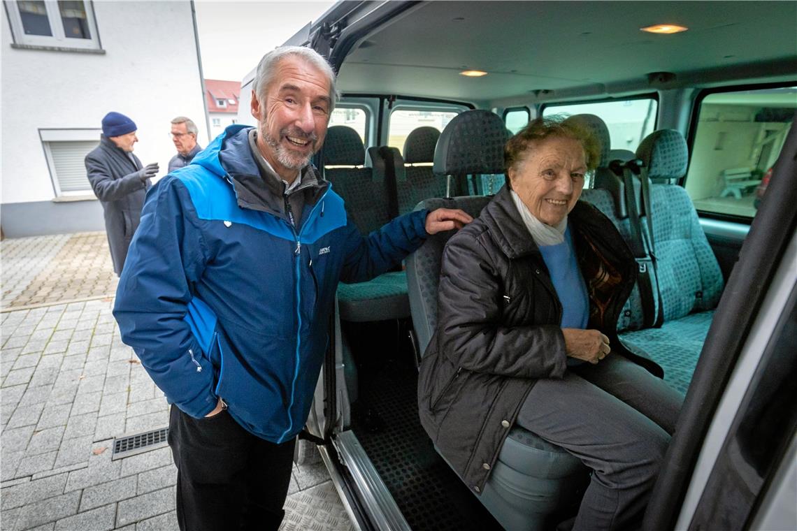Aspacher Bürgerfahrdienst: „Ohne Bus hätte ich nicht kommen können“ Bürgerbusfahrer Udo Ludäscher holt Margarete Seitz von der Physiotherapie ab. Foto: Alexander Becher