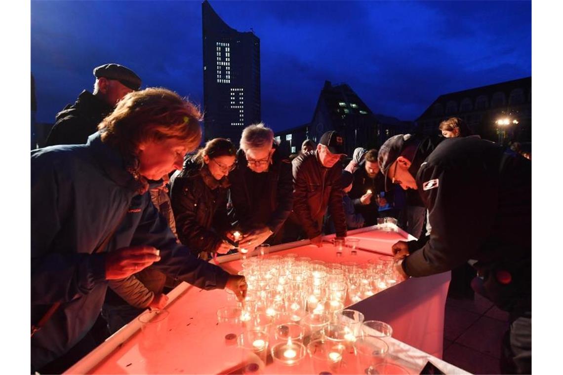 Leipzig erinnert an 9. Oktober 1989 Bürgerinnen und Bürger bringen mit Kerzen den Schriftzug "Leipzig 89" auf dem Augustusplatz zum Leuchten. Mit zahlreichen Veranstaltungen wird in Leipzig an die Großdemonstrationen vor 30 Jahren erinnert. Mit dem Ruf "Wir sind das Volk" hatten am 09. Oktober 1989 rund 70.000 Menschen für Freiheit und Demokratie demonstriert. Foto: Hendrik Schmidt/dpa-Zentralbild/dpa
