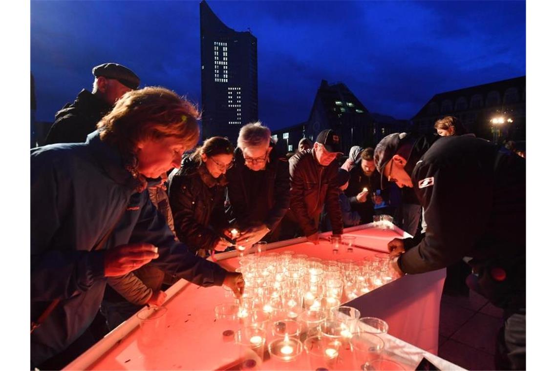 Bürgerinnen und Bürger bringen mit Kerzen den Schriftzug "Leipzig 89" auf dem Augustusplatz zum Leuchten. Mit zahlreichen Veranstaltungen wird in Leipzig an die Großdemonstrationen vor 30 Jahren erinnert. Mit dem Ruf "Wir sind das Volk" hatten am 09. Oktober 1989 rund 70.000 Menschen für Freiheit und Demokratie demonstriert. Foto: Hendrik Schmidt/dpa-Zentralbild/dpa