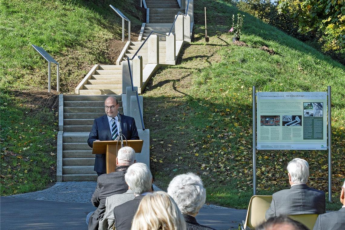 Wichtiger Mosaikstein der Stadtgeschichte Bürgermeister Armin Mößner erzählt bei der Einweihung der Murrhardter Pilgerstaffel vom Planungsprozess mit Rückschlägen. Foto: J. Fiedler