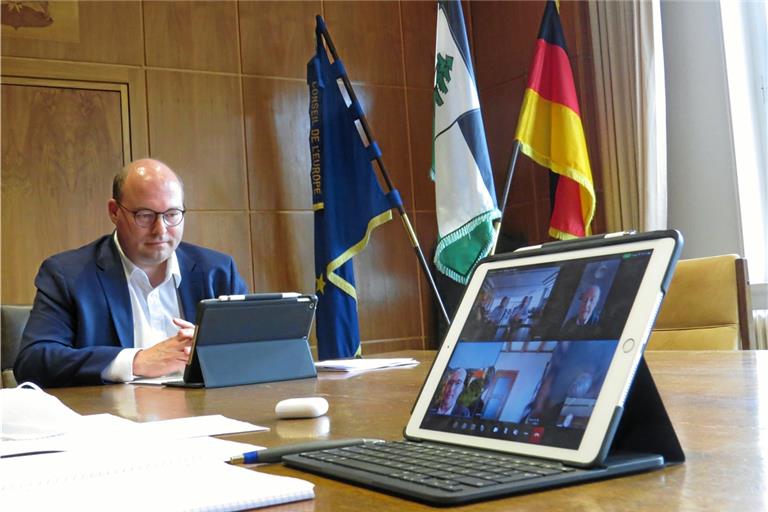 Bürgermeister Armin Mößner im Sitzungssaal des Rathauses bei der Videokonferenz mit den Städtepartnern. Bürgermeister Leszek Swider und Agnieszka Wójcik berichten über die Situation in Rabka-Zdrój. Foto: C. Schick