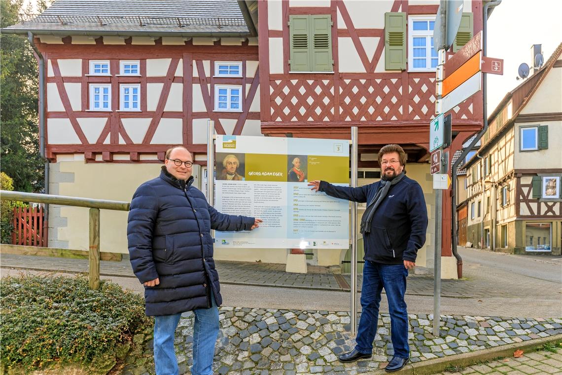 Bürgermeister Armin Mößner und Kulturamtsleiter Uwe Matti (von links) an der dritten Station des Malerwegs vor dem Badhaus, in dem einst Georg Adam Eger lebte, bevor er 1748 Hofmaler des Landgrafen Ludwig VIII. in Darmstadt wurde. Foto: Stefan Bossow