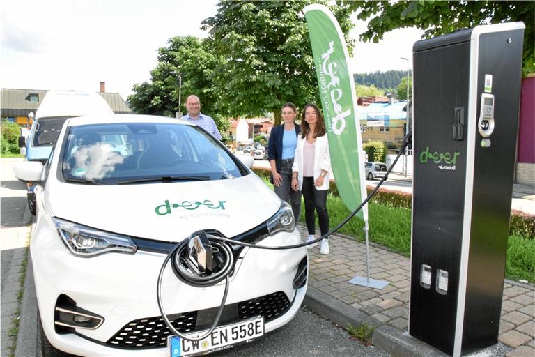 Bürgermeister Armin Mößner und Pia Epple und Angelina Di Stefano von der Firma deer (von links) bei der Einweihung eines vergleichbaren Mobilitätsangebots nahe des Murrhardter Bahnhofs im Jahr 2021. Symbolbild: E. Klaper
