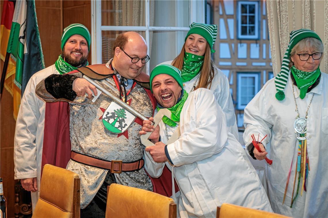Närrische Lektionen in Murrhardt Bürgermeister Armin Mößner (Zweiter von links) muss beim Rathaussturm durch die Murreder Henderwäldler den Schlüssel übergeben. Foto: Stefan Bossow