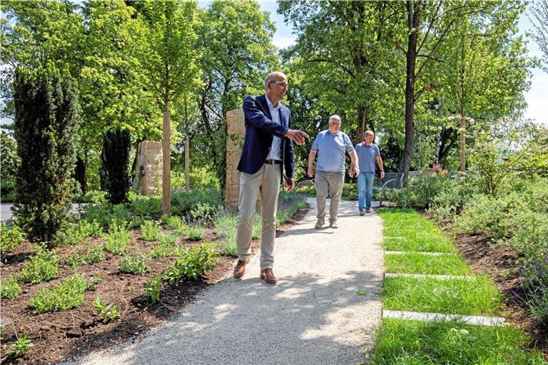 Bürgermeister Bernhard Bühler, Gerhard Schwaderer vom Technischen Bauamt und dessen Nachfolger Joachim Haug (von links) begutachten das Ergebnis der Friedhofssanierung. Foto: A. Becher