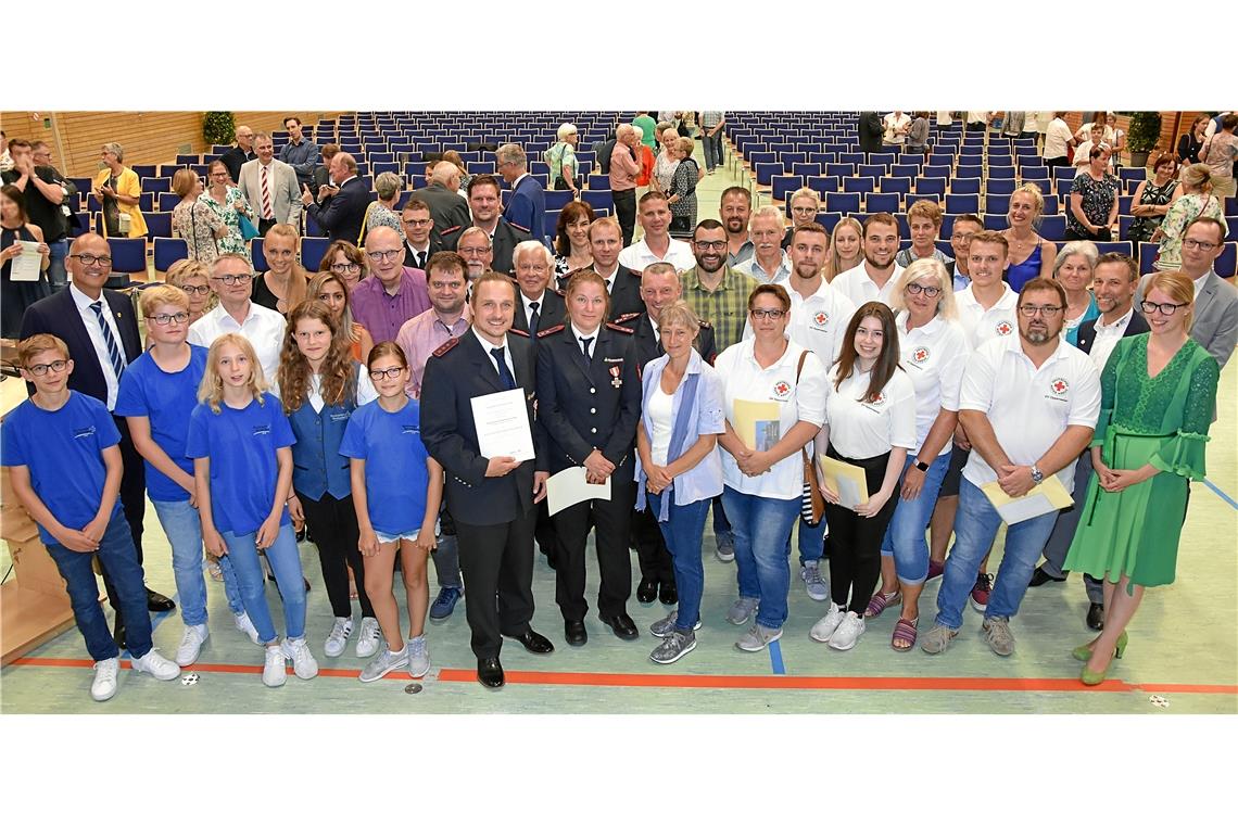 Für besonderes Engagement in Oppenweiler ausgezeichnet Bürgermeister Bernhard Bühler (links) mit den Geehrten aus Kultur und Ehrenamt.