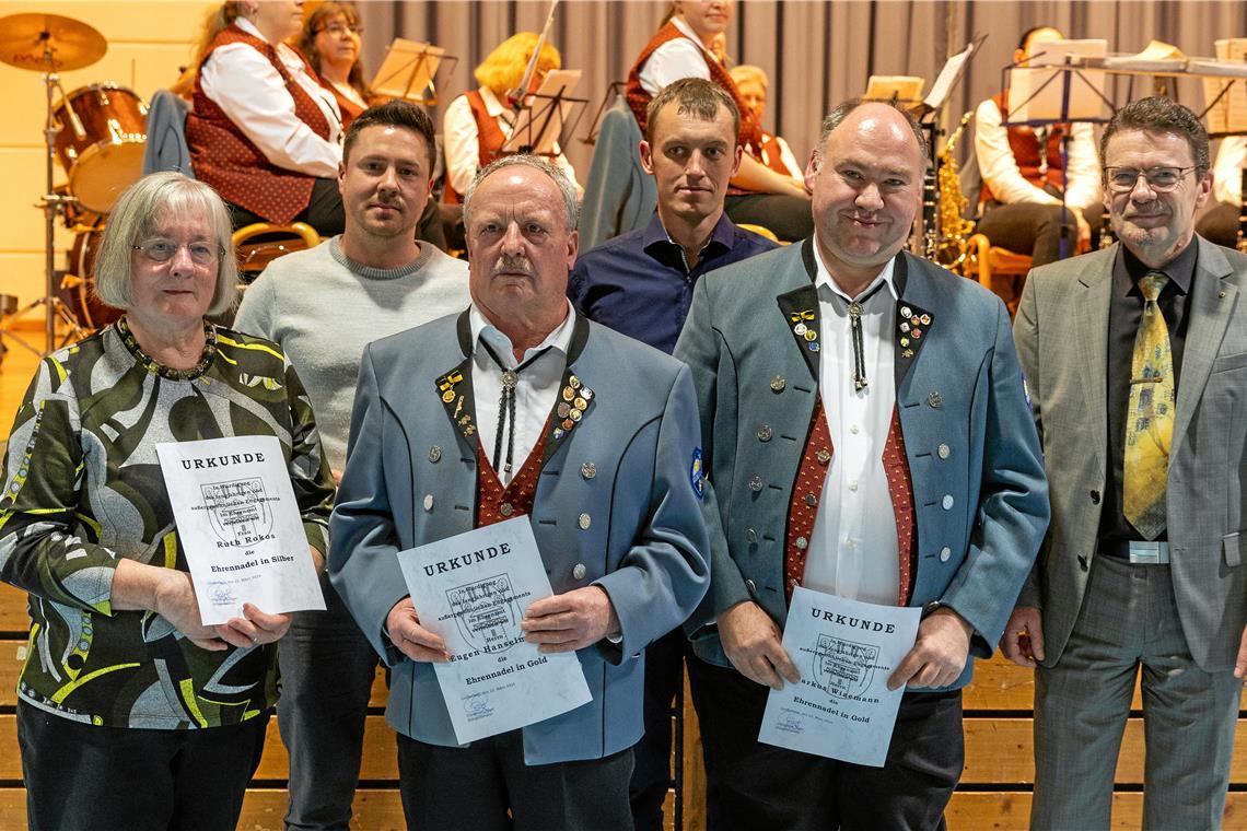 Bürgermeister Christoph Jäger (rechts) überreicht Urkunden an Ruth Rokos, Benjamin Feil, Eugen Hanselmann, Michael John und Markus Wizemann (von links nach rechts).