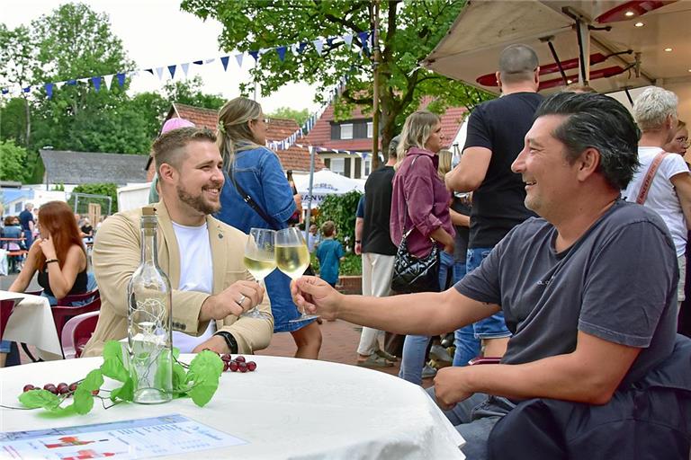 Bürgermeister Daniel Bogner (links) beim Tälestreff 2025 in Unterweissach. Archivfoto: Tobias Sellmaier