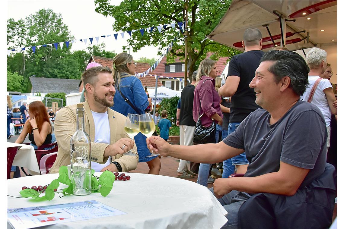 Bürgermeister Daniel Bogner (links) genießt den Tälestreff in Unterweissach.