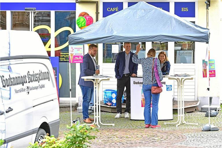Bürgermeister Daniel Bogner (von links), Redaktionsleiter Kornelius Fritz und Redakteurin Carolin Aichholz begrüßen eine Teilnehmerin am BKZ-Stand in Unterweissach.