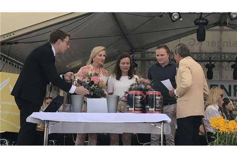 Bürgermeister Davide Licht (links) und die Familie Grupp 2024 beim Spulenfest in Burladingen